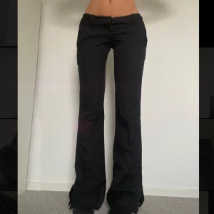 Lågmidjade kostymbyxor  - Så fina lågmidjade kostymbyxor byrån bilbok i storlek 34. Jättebra skick💗