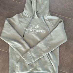 Hoodie från peak performance i mycket gott skick - Peak Performance Hoodie i mycket gott skick. Sparsamt använd. Färgen är ljusgrön.