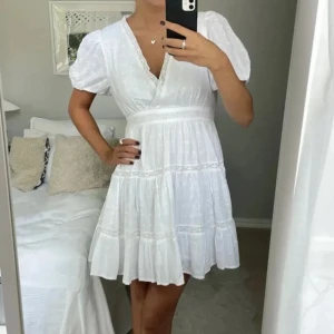 Vit klänning! - Fin vit klänning från Zara som inte passar för mig!🙄 Den är i bra skick, men den har en liten fläck i sista bilden. Använd gärna köp nu😊💝❣️ ❗️Lånade bilder i början❗️