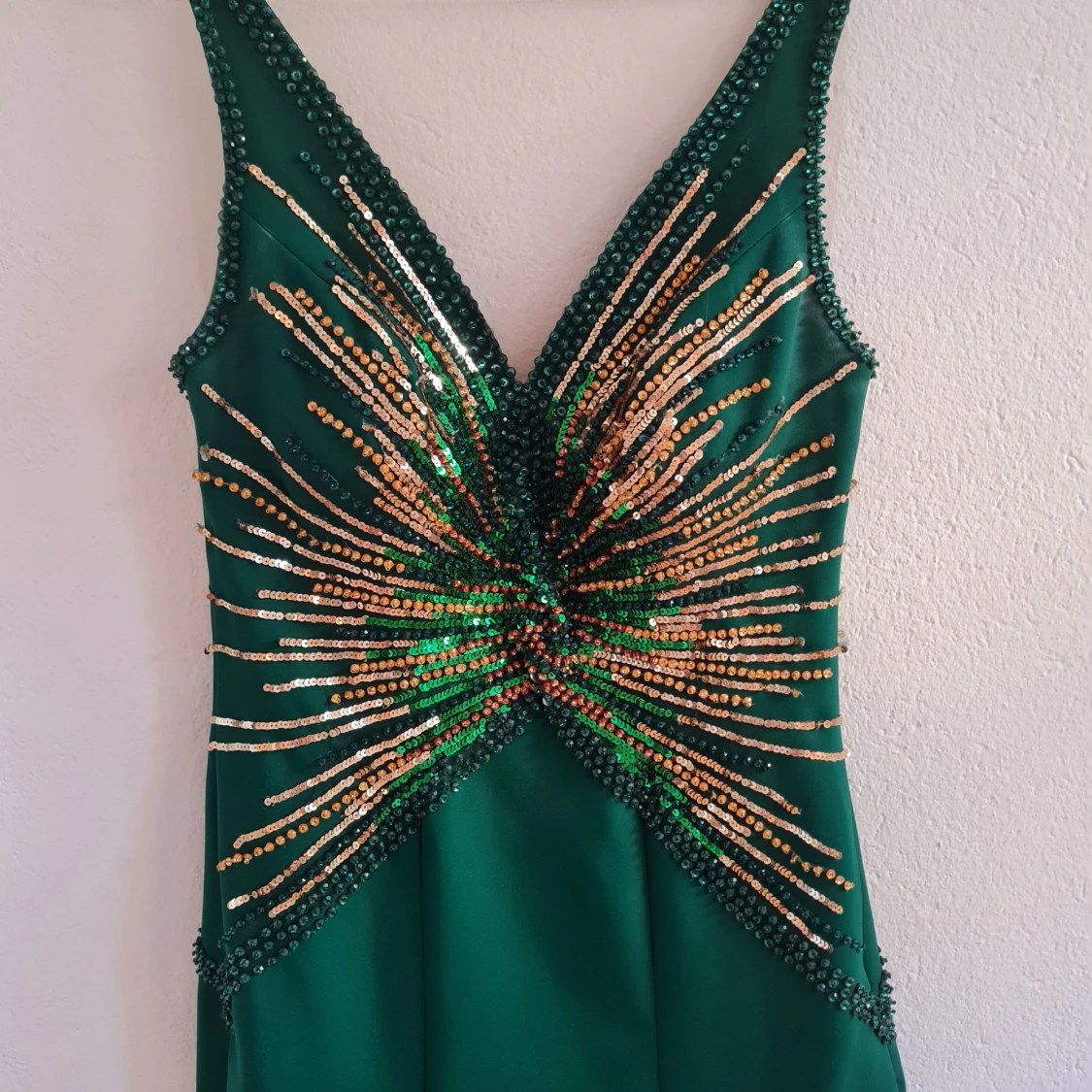 Grön paljettklänning med djup urringning - 90