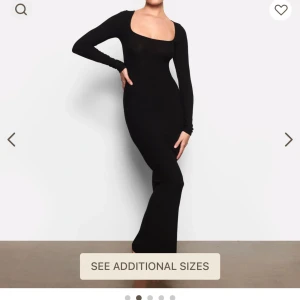 SKIMS klänning svart - säljer min SKIMS klänning long, XS, nyskick 🤍  först till kvarn, vill du köpa skriver du i chatten: namn, adress, telefonnummer 🤍🤍