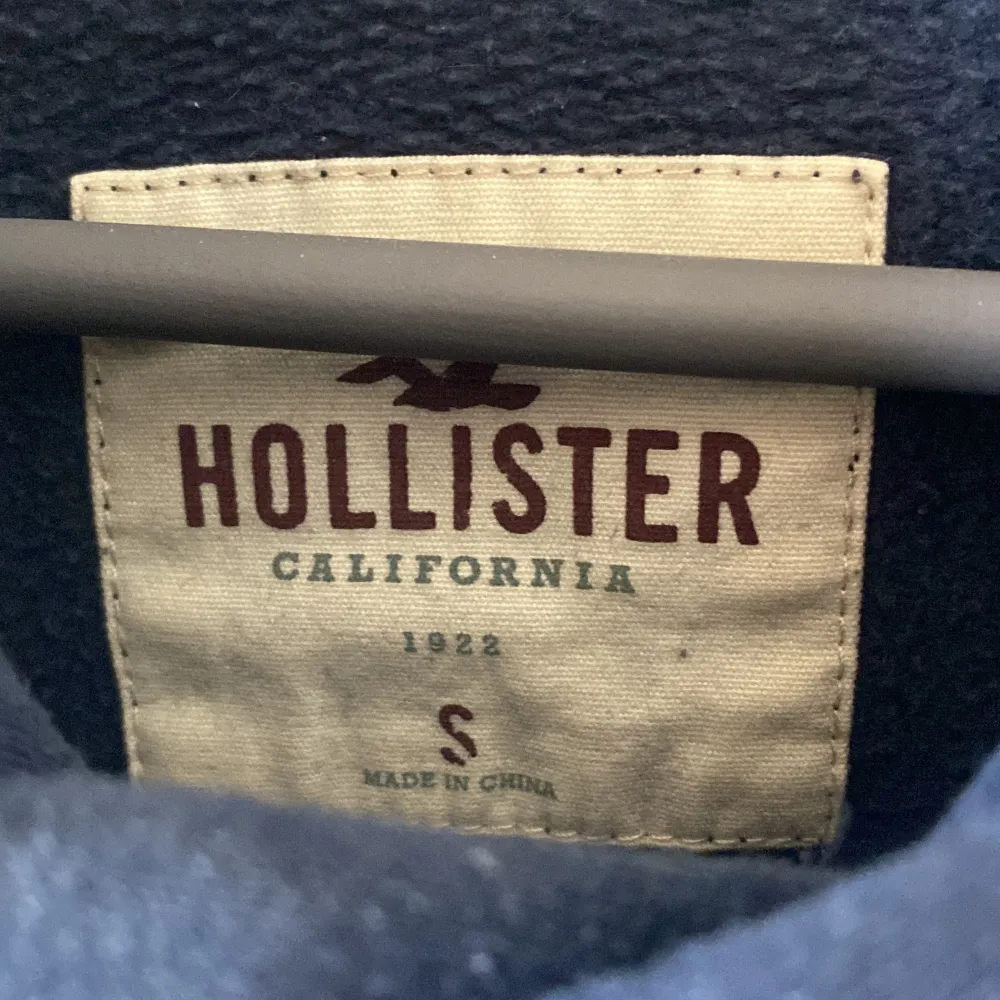 En fin hollister hoodie i bra skick. Den är nopprig på insidan. Skriv privat för mer info👍. Hoodies.