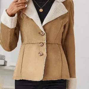 Beige jacka med vit fuskpäls - Säljer en snygg beige jacka med vit fuskpäls på insidan och vid ärmsluten. Jackan har en figursydd passform och stängs med tre knappar framtill. Perfekt för höst och vinter! 🧥✨ helt ny