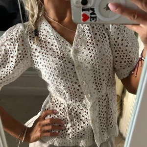 Vit topp  - Så fin vit topp med puffiga ärmar! Storlek S märke Stockholm LM