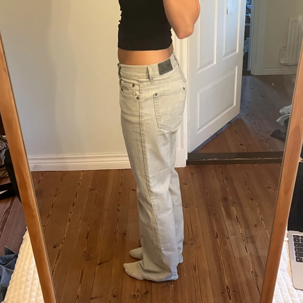 Midjemått( rätt över): 38cm  Innerbenslängd: 76cm   Köp dem via ”KÖP NU” eller Swish  Modellen är 170 cm, inga defekter 💕 . Jeans & Byxor.