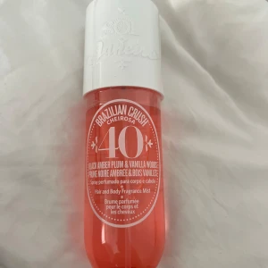 Cheirosa 40 SDJ bodymist - 240ml oöppnad med plasten på. 250kr är lägsta priset. 