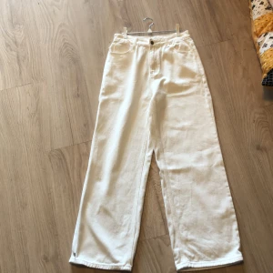 Vita jeans M - Ett par vita jeans i storleken M dom är använda, men i bra skick inga större fläckar. Finns några små fläckar på vänster ben men går att ta bort i tvätten. Priset som står är +shipping Finns att hämta i Skellefteå.😁