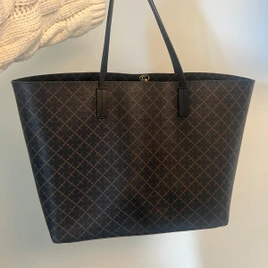 Malene Birger väska  - Säljer en Malene Birger väska i modellen ”Abi” 💗 väskan är stor och rymlig och passar både till vardags och skola/universitet samt till alla outfits. Passar perfekt till att resa med  Inköpt i juni 2024 och är i väldigt bra skick. Nypris: 3200 kr. 