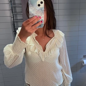 Zara blus - Vit blus från Zara i stl.S. Kommer inte till användning och säljer därför den. Använd ett fåtal gånger❤️