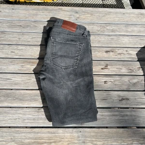 Mörk gråa jeans - Hollister jeans använd bara en gång, Ny pris 500kr