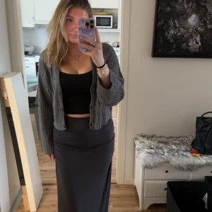 kjol - grå kjol från gina tricot, använt några gånger men i fint skick, storlek L