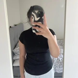 Lager 157 topp - Säljer denna och en likadan i vit, dem är jätte sköna och formar midjan fint. Knappt använda därav bra skick hör av er om frågor. Köp en för 80 eller båda för 120🥰