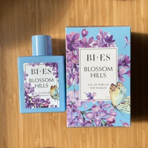Parfym Blossom Hills - Fräsch parfym med toner av bergamott, persika, rosor, vinbär och mysk 💐Oanvänd med obruten och inplastad förpackning. 