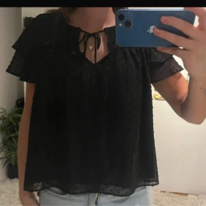 Blus - Kortärmad blus från zara men osäker på om ja vill sälja så fråga innan du köper❣️lånade bilder