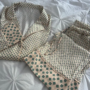 Set zara strl XS - Detta fina set söker nytt hem!   Båda delarna storlek XS.  I fint skick utan defekter eller andra anmärkningar.