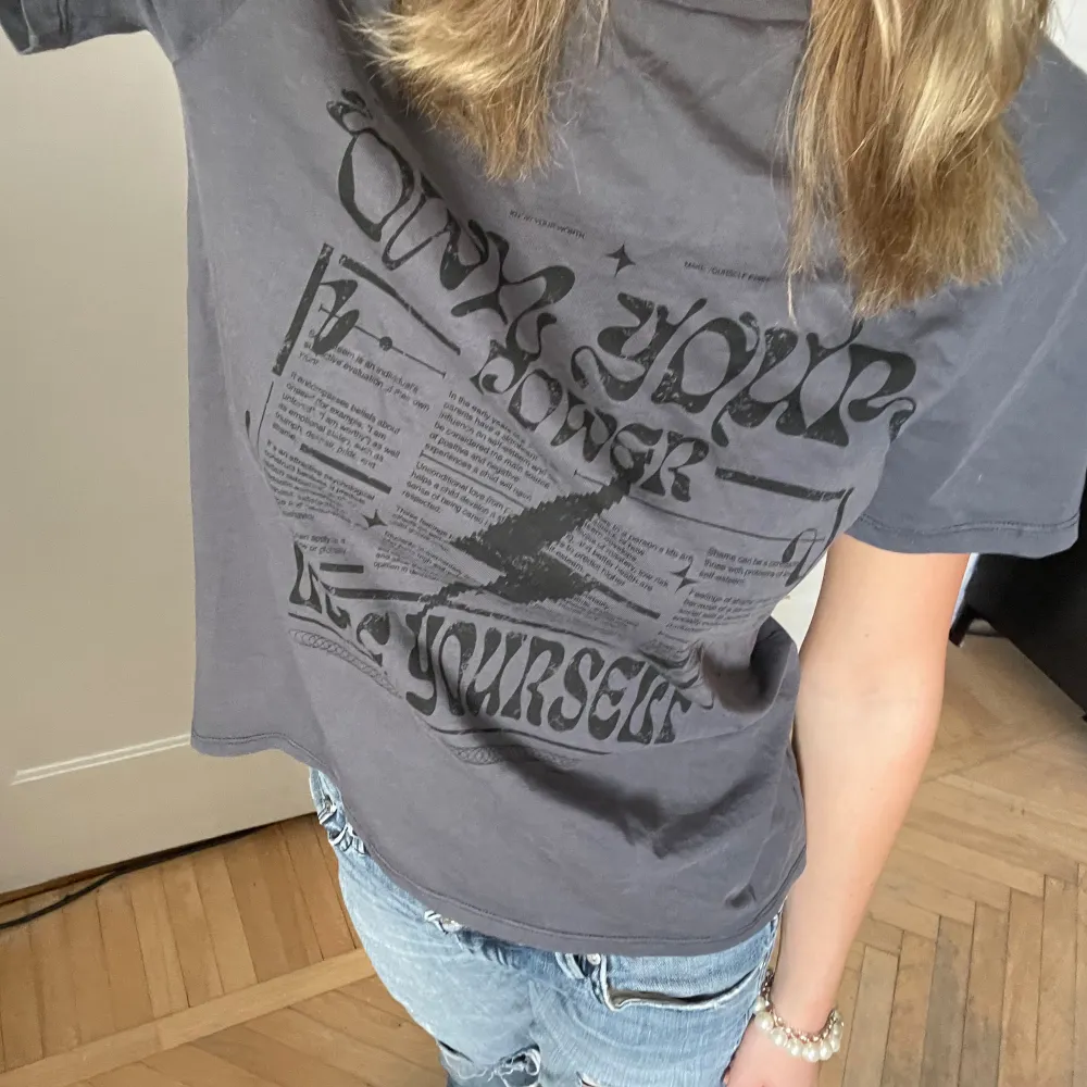 Säljer en grå t-shirt med coolt tryck på framsidan. Köpt från NAKD för något år sen men har inte kommit till så mycket användning🦋 Använd gärna köp nu, postar snabbast med instabox🌸. T-shirts.