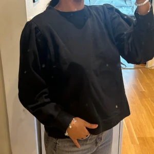 Svart långärmad tröja - Säljer en svart långärmad tröja/sweatshirt i storlek M. Tröjan är enkel och stilren med en normal passform. Perfekt för höst och vinter! 🖤Eller under sommaren om man vill ha över klänning/kjol. Nyskick.