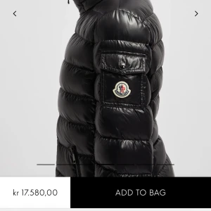 moncler bady jacka - säljer min moncler jacka i modellen ”bady”. Fick den 2019 och vad jag vet har jag ej kvitto men det finns qr-kod, samt jackfodral.  Kedjan till jackan kan ibland vara lite svår att dra upp men inget större problem. Endast använd vintern 2019. 