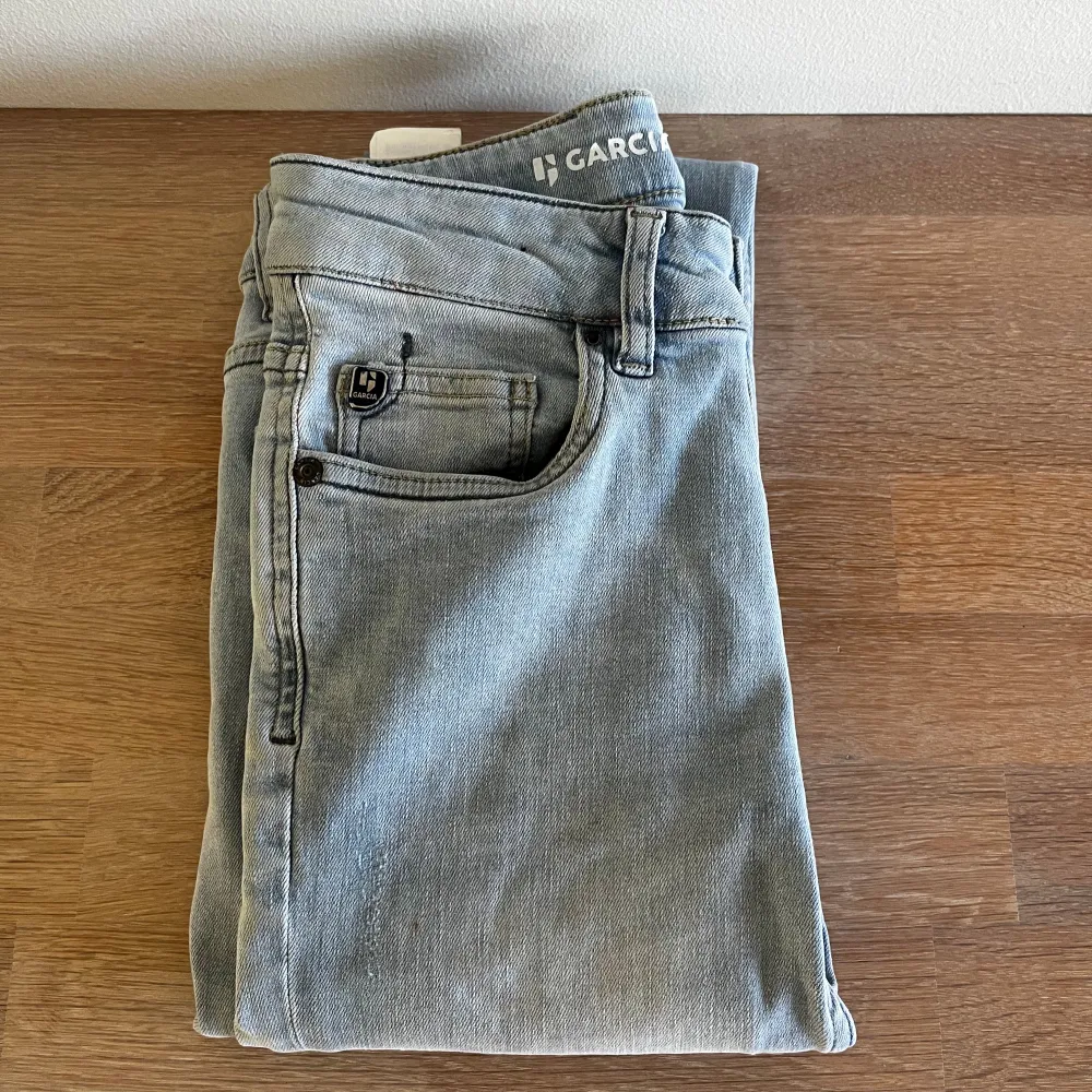 Säljer dessa Garcia Jeans då de är för små.  Aldrig använda och är i storlek 152. . Jeans & Byxor.