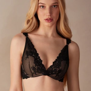 Intimissimi bh  - Balconettebehå Giorgia Pretty Flowers från Intimissimi. Endast använd 5 gånger och säljs för den tyvärr blivit för liten. Nypris är 499, säljer den för 350 