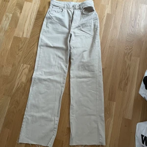 Beiga jeans - Buga jeans med raka vida ben. 