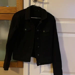 Jeansjacka - Svart jeansjacka, storlek M🖤🖤 200kr🫶🏽 Som ny!