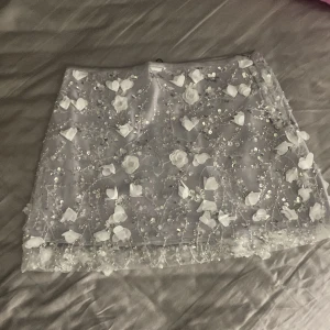 Zara fest kjol - Zara kjol i storlek S, som aldrig är använd med prislappen kvar. Bra för t.ex högtider eller fester💕