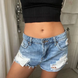 Blåa håliga jeansshorts - Jättefina blåa shorts med hål!! Super skick