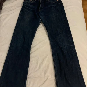 Levis jeans - Superfina lågmidjade vintage Levis jeans. Den har slitningar i grenen men det går enkelt att sy🩷