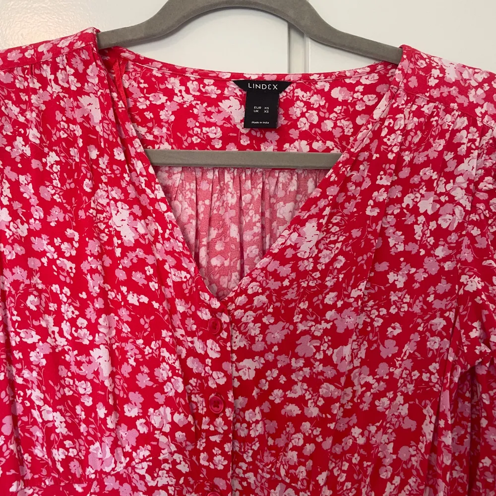 Lång klänning som är figurnära. En stor favorit i min garderob!! Dessvärre för liten nu. Röd, rosa, vit . Mekot.