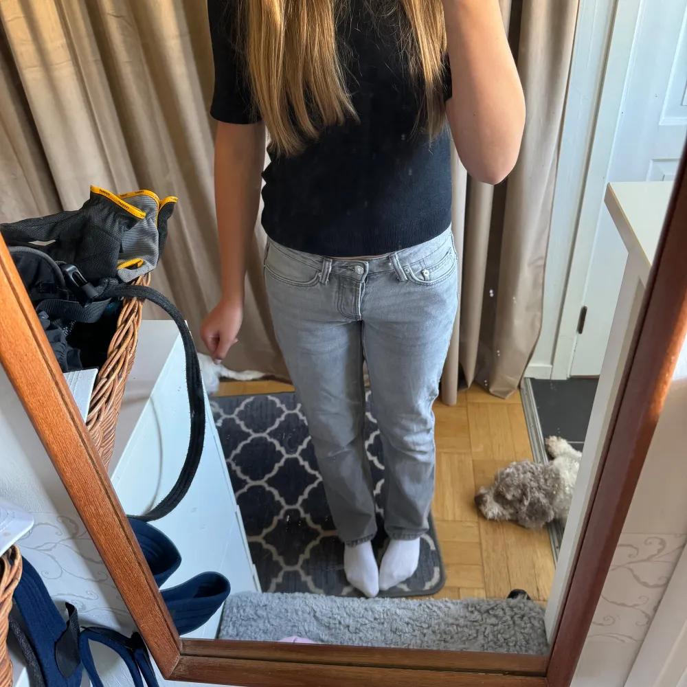 Säljer lågmidjade gråa jeans från lager 157 i storlek xs. Jeansen är raka i benen och i fint skick.🩶. Jeans & Byxor.