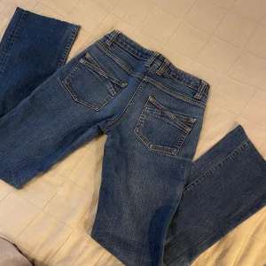 Lågmidjade utsvängda jeans  - Jeans i fint skick med fina fickor. Tyvärr lite för korta för mig som är 172 därför säljer jag dem nu💕 strl 34