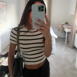 Stickad T-shirt från Zara  - Säljer min stickade tröja från zara!💕 Hör av er för övriga frågor💕