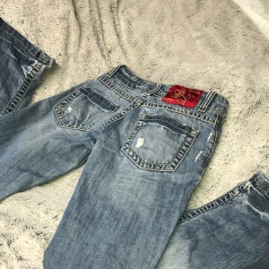 Lågmidjade jeans - Lågmidjade flared jeans som jag har älskat men som tyävrr inte passar mig längre, dom e prick 100cm långa och ungefär 75 runt midjan.