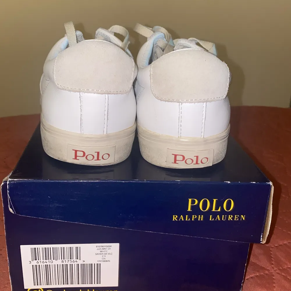 Fina vita Polo sneakers, väldigt eleganta, storlek 40, nypris 1300kr, köpte dessa för 3 år sedan men har blivit för små för mig, mycket bra skick, pris kan diskuteras . Skor.