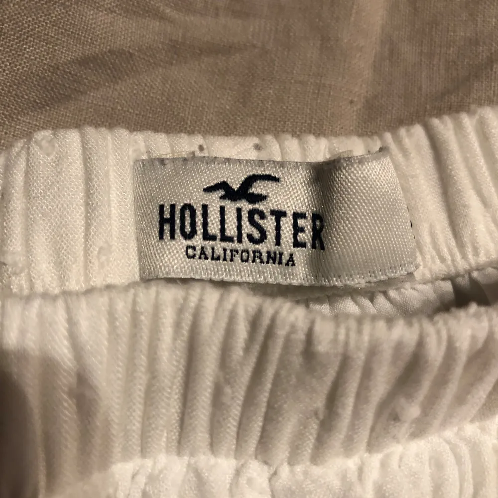 Säljer en superfin vit långkjol från Hollister i storlek XS. Kjolen har flera lager med volanger som ger en söt och romantisk look. Perfekt för sommaren eller en festlig tillställning. Den är i nyskick och har en bekväm elastisk midja. kjolen är 85cm lång, pris kan även diskuteras.🤍. Kjolar.