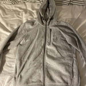 Sail racing zip hoodie - Fin tröja som bara ligger 