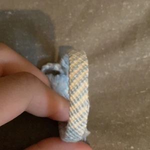 Armband - Handgjorda armband  Färg:ljusblå,vit Längd: 14-22 cm  Kan beställa nästan vilken/vilka färger man vill och storlek. ”Alla armband jag har gjort har tagit från en timme till en och en halv timme att göra”