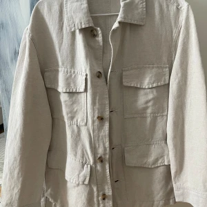 Overshirt  - Den är helt ny, aldrig använd. Köpt för 699 på hm. Den är alldeles för stor på mig.