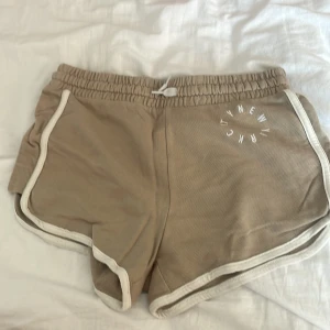 Shorts  - Ett par shorts från H&M i storleken 158 bra stick 
