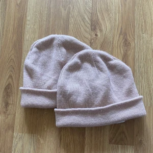 Mössor - Säljer dessa två rosa glittriga mössor. Inga defekter 💕