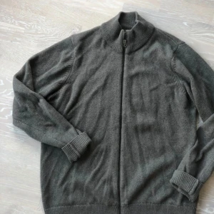 Stickad Cardigan  - Fin kofta från dobber. Nypris 799