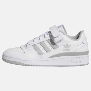 Adidas forum low grå - Säljer dessa gråa Adidas forum low skorna i storlek 37,5 som endast är använda några få gånger. Banden är avtagbara. Ordinarie pris: 1349 kr, pris kan diskuteras. Skriv så fixar jag fler bilder. 😊