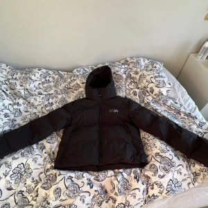 Ny jacka  - Ny jacka från super dry. Använd 2 gånger så den är som helt ny inga skrämmer eller fläckar. Äkta dunjacka 