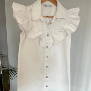 Vit jeans klänning  - Vit jeans klänning från Zara, storlek S🤍