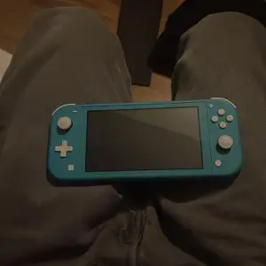 Nintendo switch light, lätt bärt och en bra present!Ganska ny, tappade bort laddaren men går o ladda med en chromebook laddare, vet inte vad laddaren heter. Bra skick, originalt pris 2800. Box är hos min kusin fråga om bild.