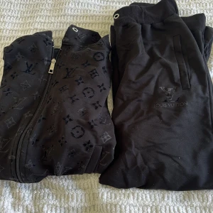 Louis Vuitton dress S - Tja! Jag säljer min Louis Vuitton dress i storlek Small. Byxorna sitter lite stort. 