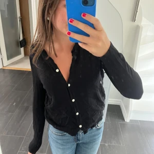 Kofta - Fin svart kofta med knappar❤️