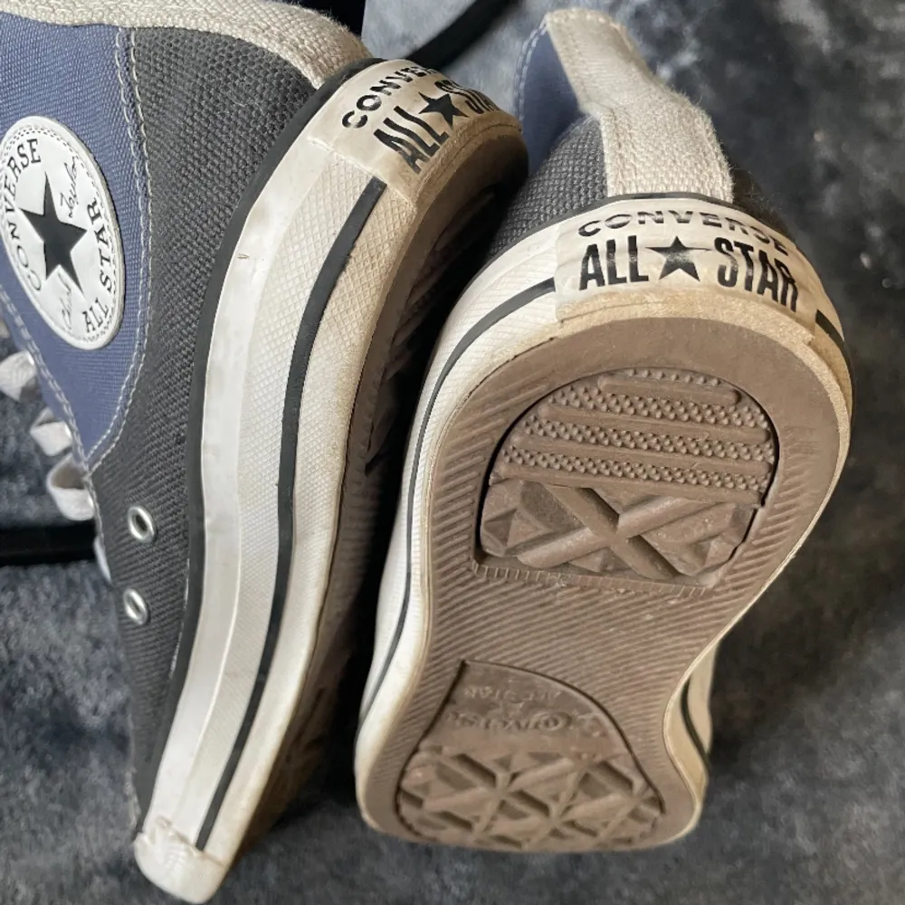 Snygga converse skor! Nypris 799kr! Lite använda men inte trasiga! Strl 39,5. Säljer för 300kr. Köparen står för frakten!. Kengät.