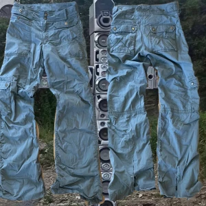 Flared cargos - Gamla hm cargos från 2000s talet Sönder vid båda ben öppningarna, lätt att sy ihop men jag har aldrig pallat Dm för fler bilder Midja:39cm Innerben:76cm Ytterben:92cm Benöppning:27cm 